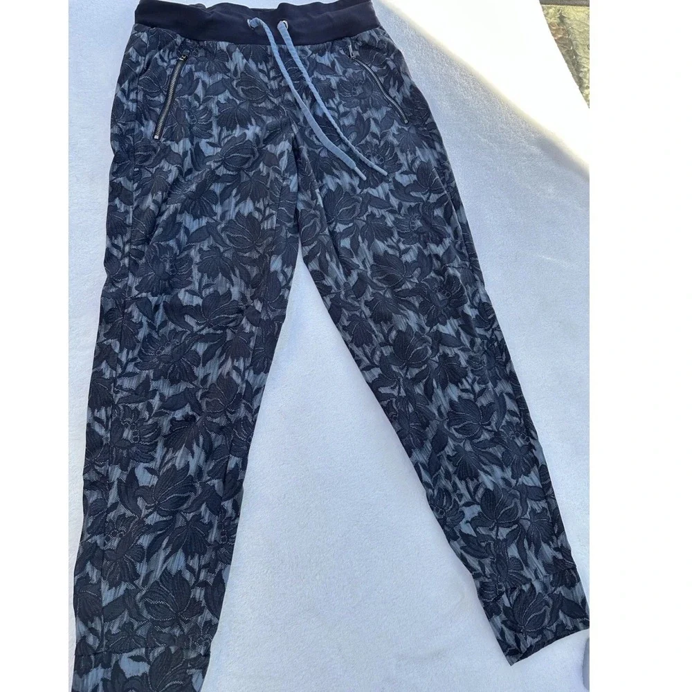 Athleta La Viva Jogger Pants Navy Blue Floral Jacquard Zip Pockets Womens Size 2